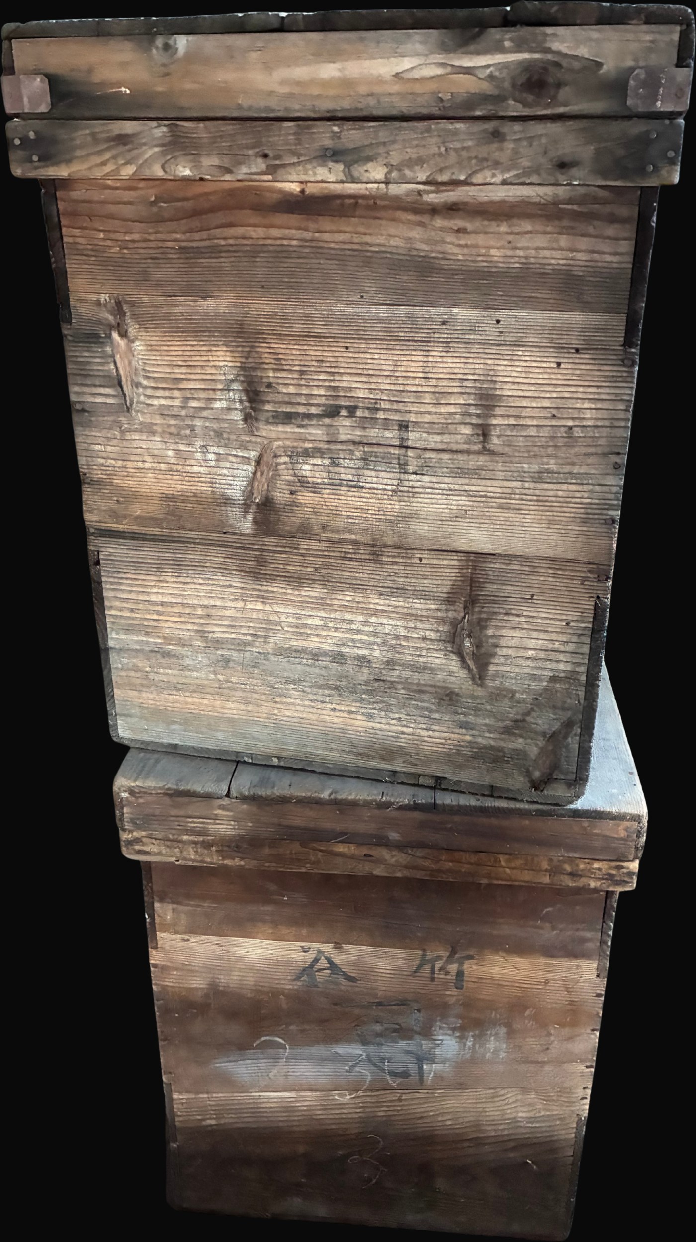 A tea chest inscribed with the Taketani family name and the character 忠, from the former Kanechu tea business